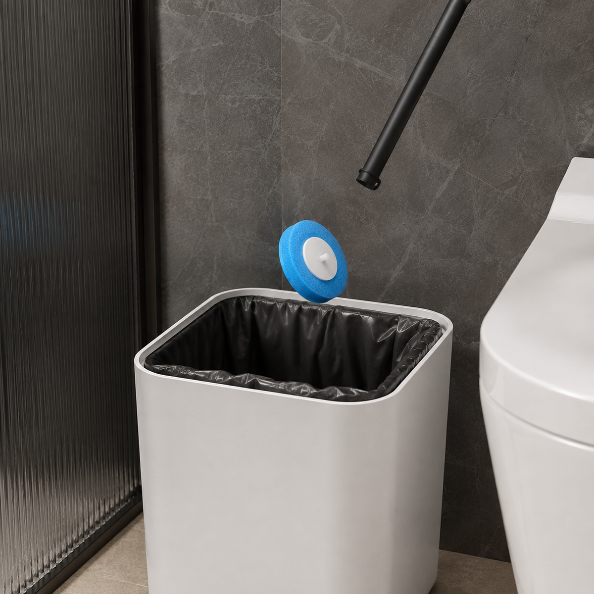 ראש הספוג של Cleanly Flush נזרק לפח בלחיצת כפתור
